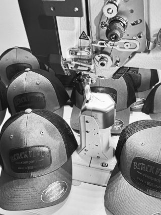 Z mašiny i z nás se kouří. Vyrábíme na sklad. Děkujeme za Vaše objednávky. Černý vlajky “over” 🤙🏻🏴‍☠️